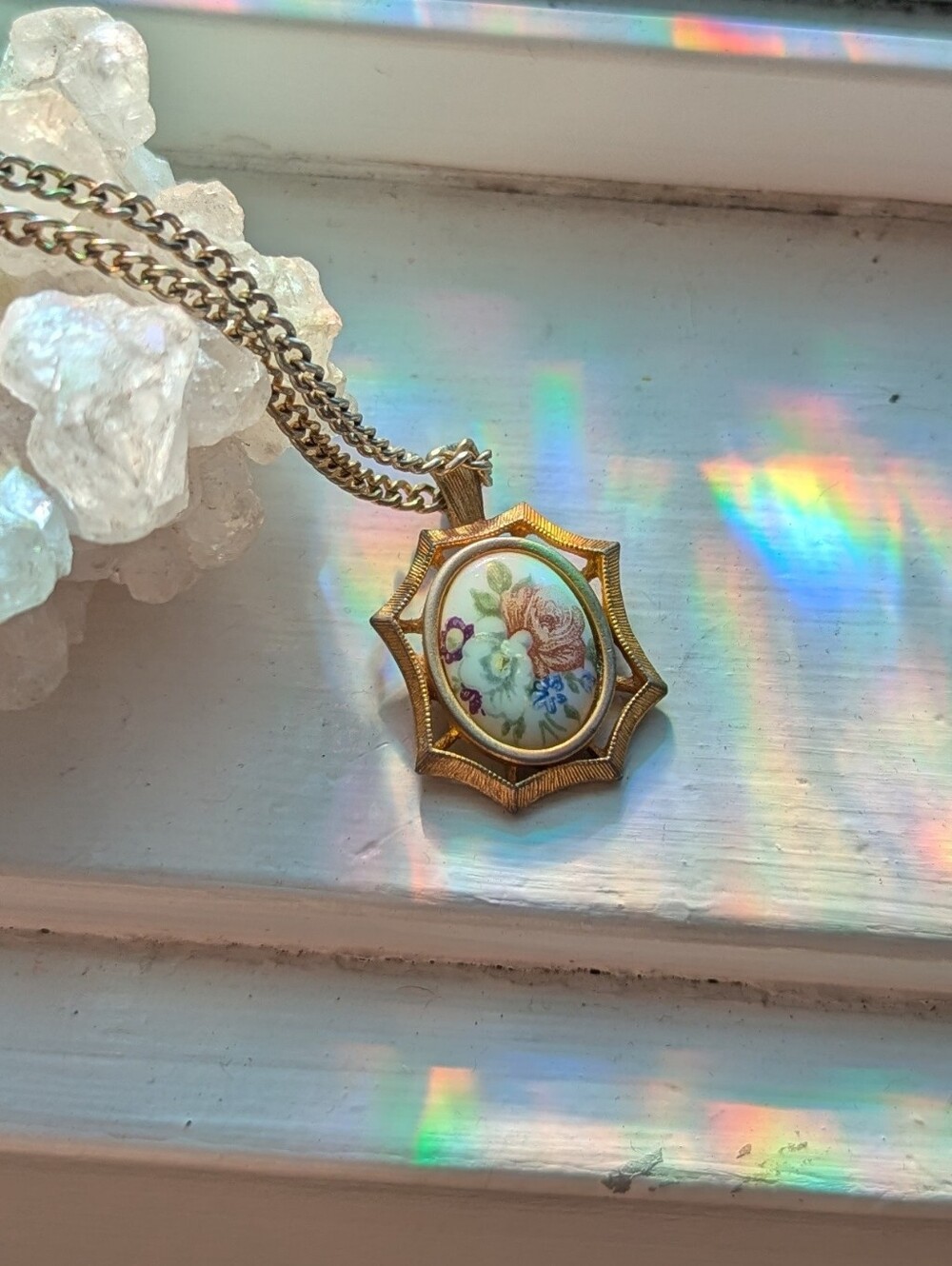 VINTAGE🪻gold tone floral cameo necklace